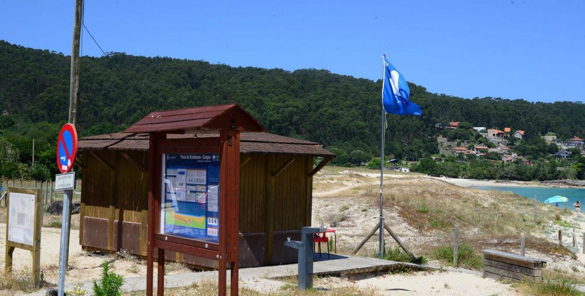 La bandera azul ondeando en el arenal de Areabrava, el pasado verano. | G.Núñez