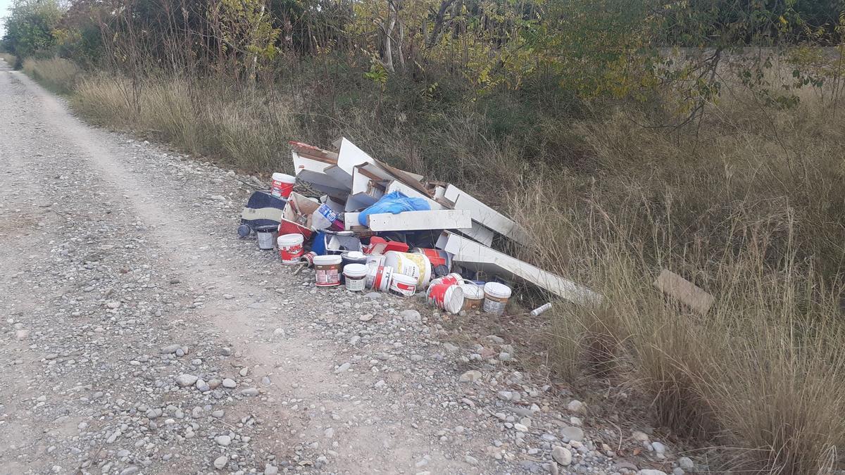 Bores de pintura amontonados en una zona del paraje del Millars