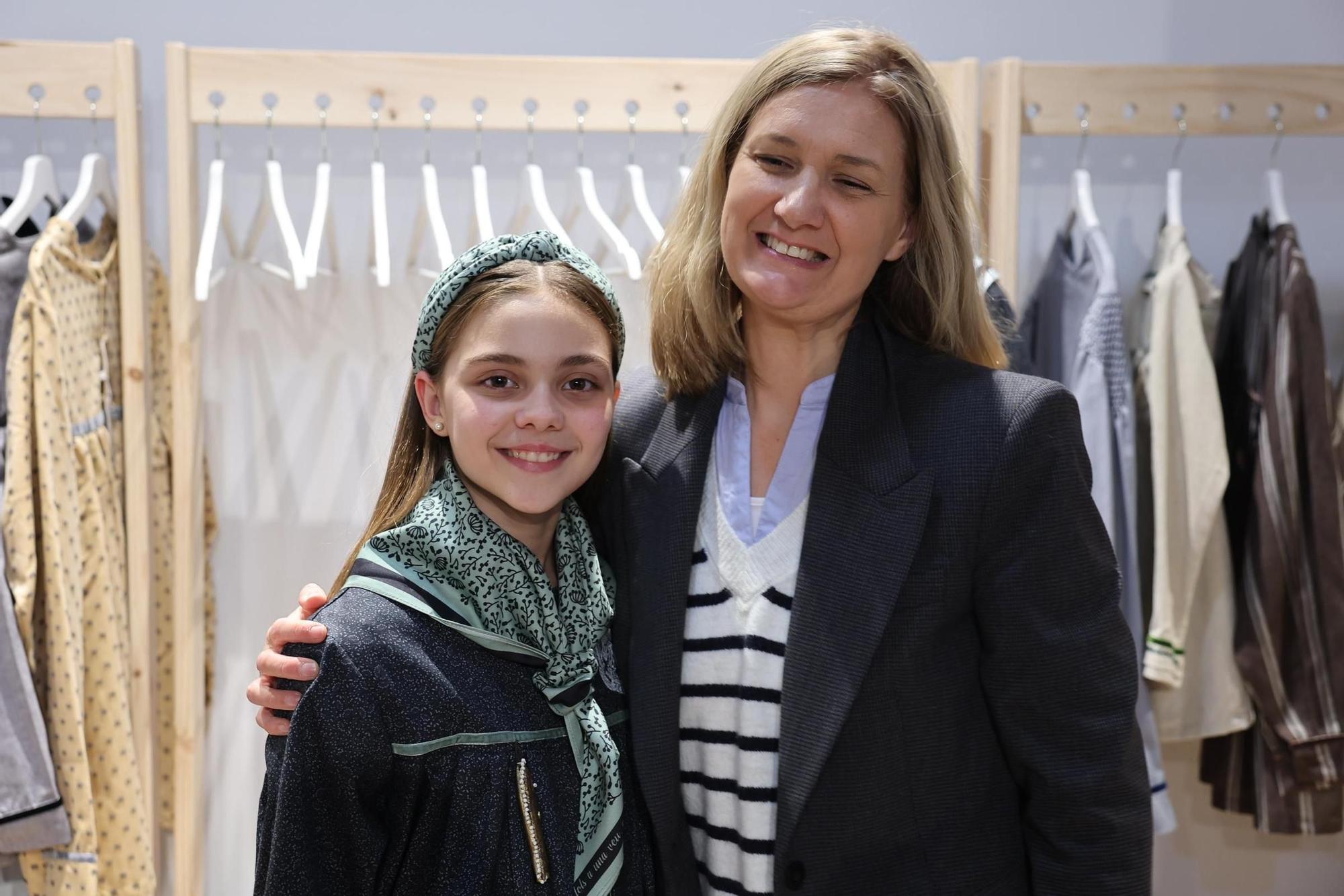 Lucía y la corte infantil reciben los blusones de Mama Cose