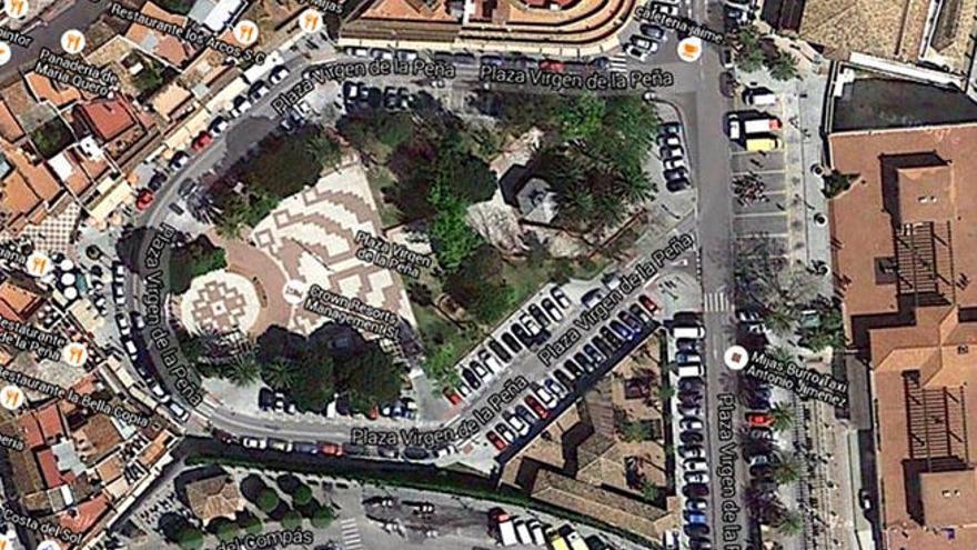 Aspecto que presenta la plaza Virgen de la Peña del casco histórico mijeño, junto al plano que los servicios técnicos manejan, con la futura configuración de este espacio.
