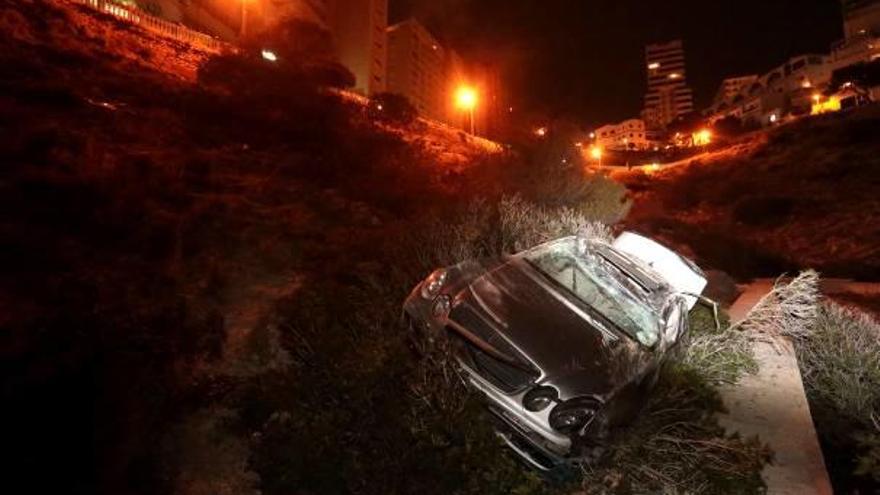 Un coche da varias vueltas de campana  al despeñarse en Sierra Helada