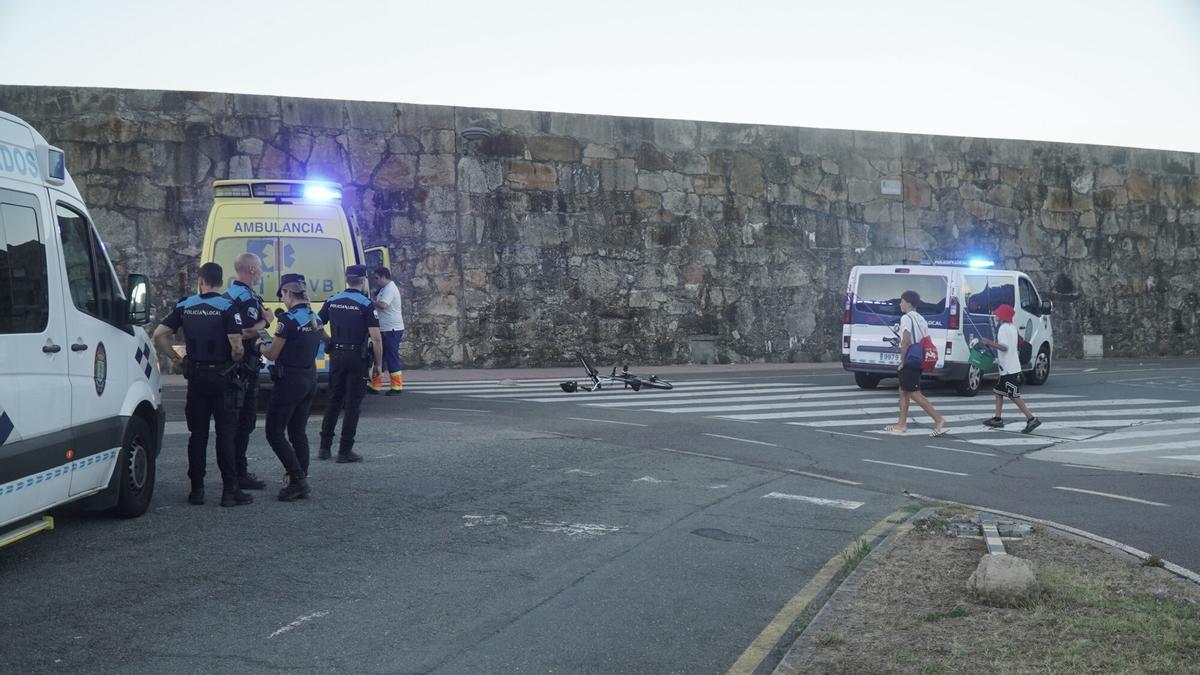 Un ciclista, trasladado en ambulancia tras un accidente con un coche junto al muelle de As Ánimas de A Coruña