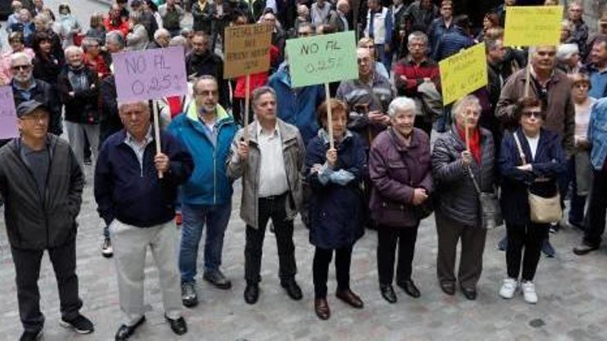 Manifestació per demanar la pujada de les pensions a Girona.