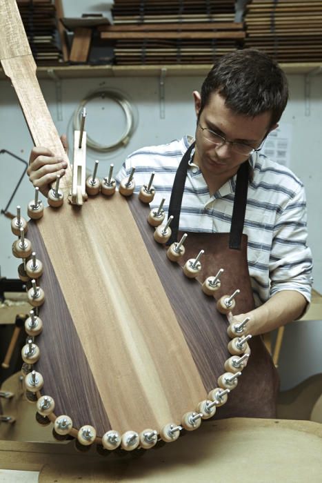 Físico que se ha convertido en luthier y confeccio