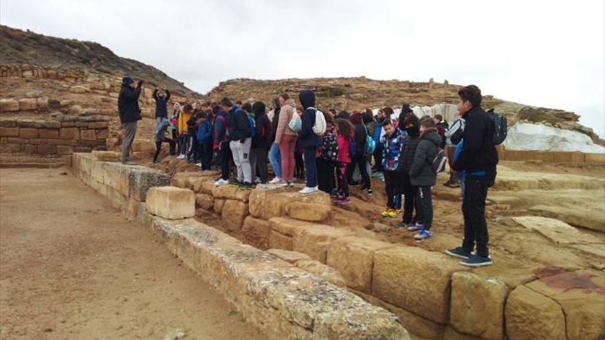 Los escolares aprenden arqueología en Los Bañales