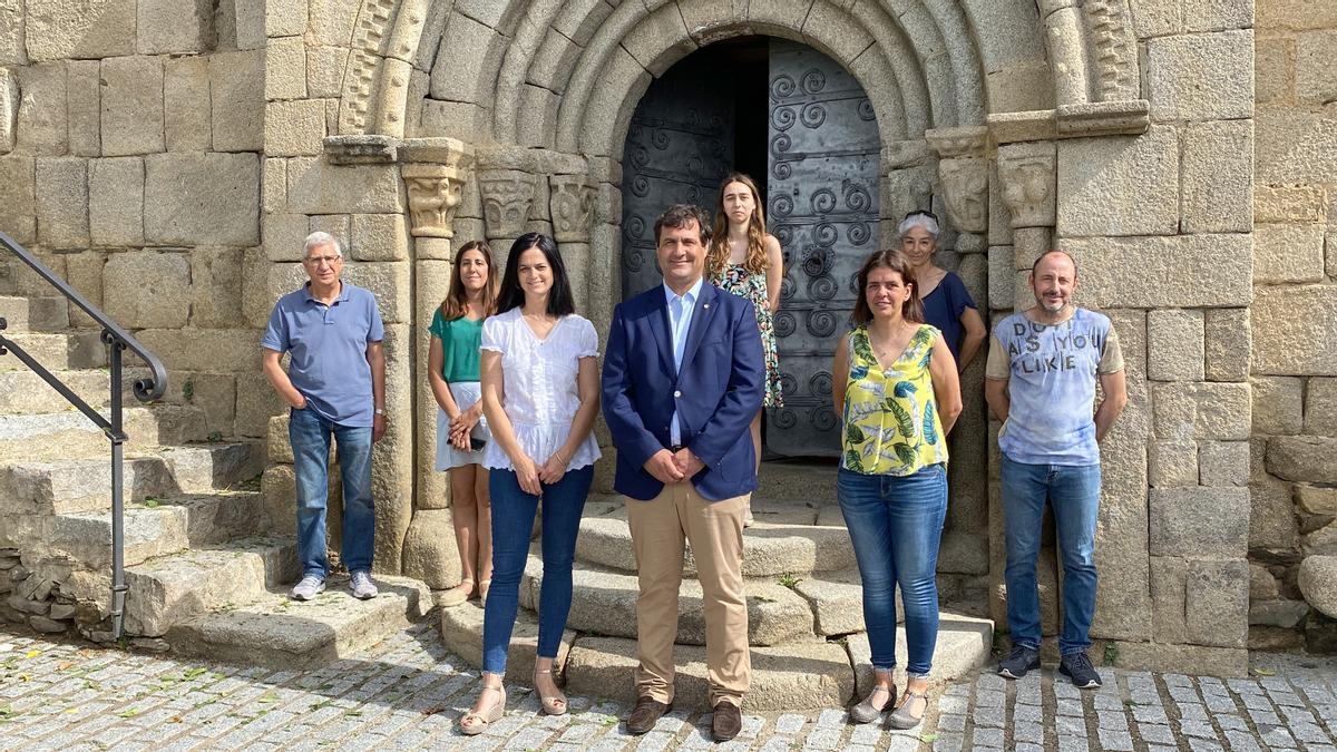 El president del Consell Comarcal de la Cerdanya, Isidre Chia, amb la guia de patrimoni Pilar Aláez a la dreta i tècnics de Cultura i Turisme del Consell Comarcal i el Bisbat d&#039;Urgell davant la portalada de l&#039;església de Sant Esteve de Guils de Cerdanya