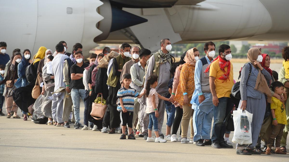 Refugiados afganos en el aeropuerto de Torrejón de Ardoz
