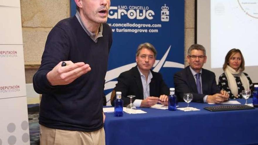 Eduardo Martínez, en la charla del Club Faro en O Grove. // Muñiz