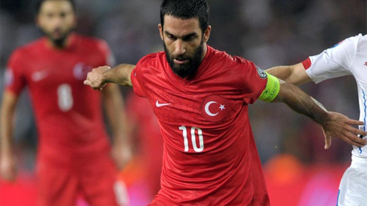 Turan se vistió de corto con Turquía y dio un pase de gol