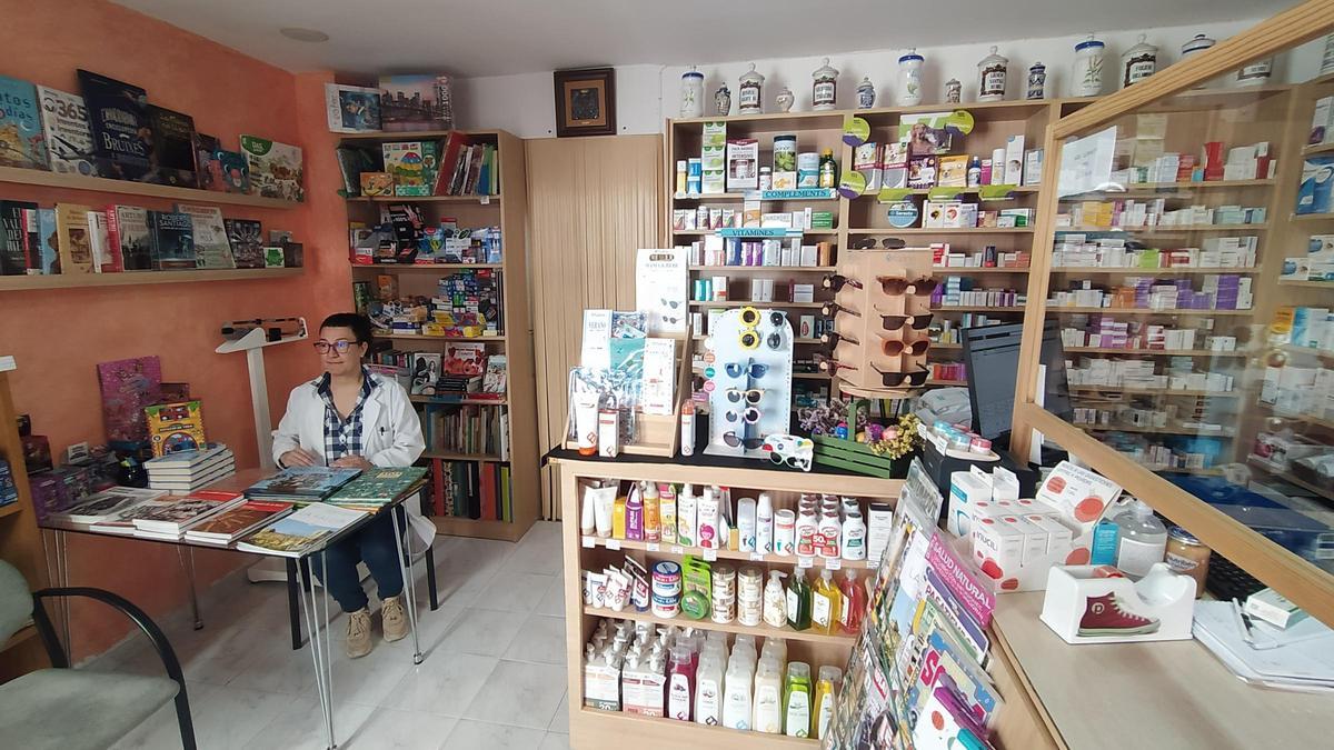 Matilde Soler, en la farmacia-librería que regenta en Almiserà