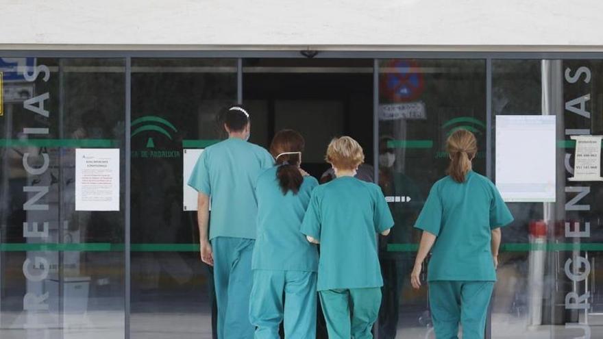 Profesionales, en el acceso a urgencias del hospital Reina Sofía.