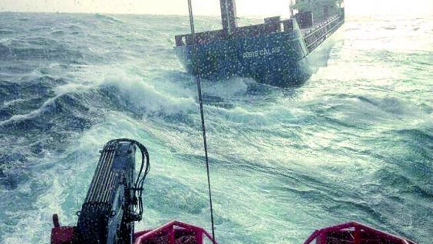 Momento del remolque del mercante holandés esta semana frente a la costa de Ferrol.  // FdV