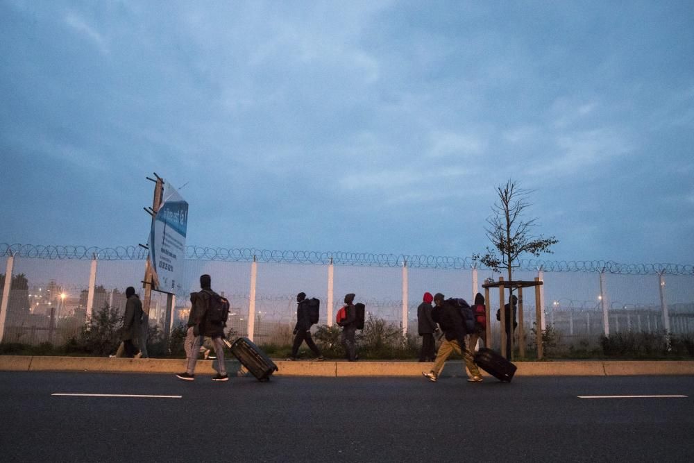 Francia evacúa ''la Jungla'' de Calais