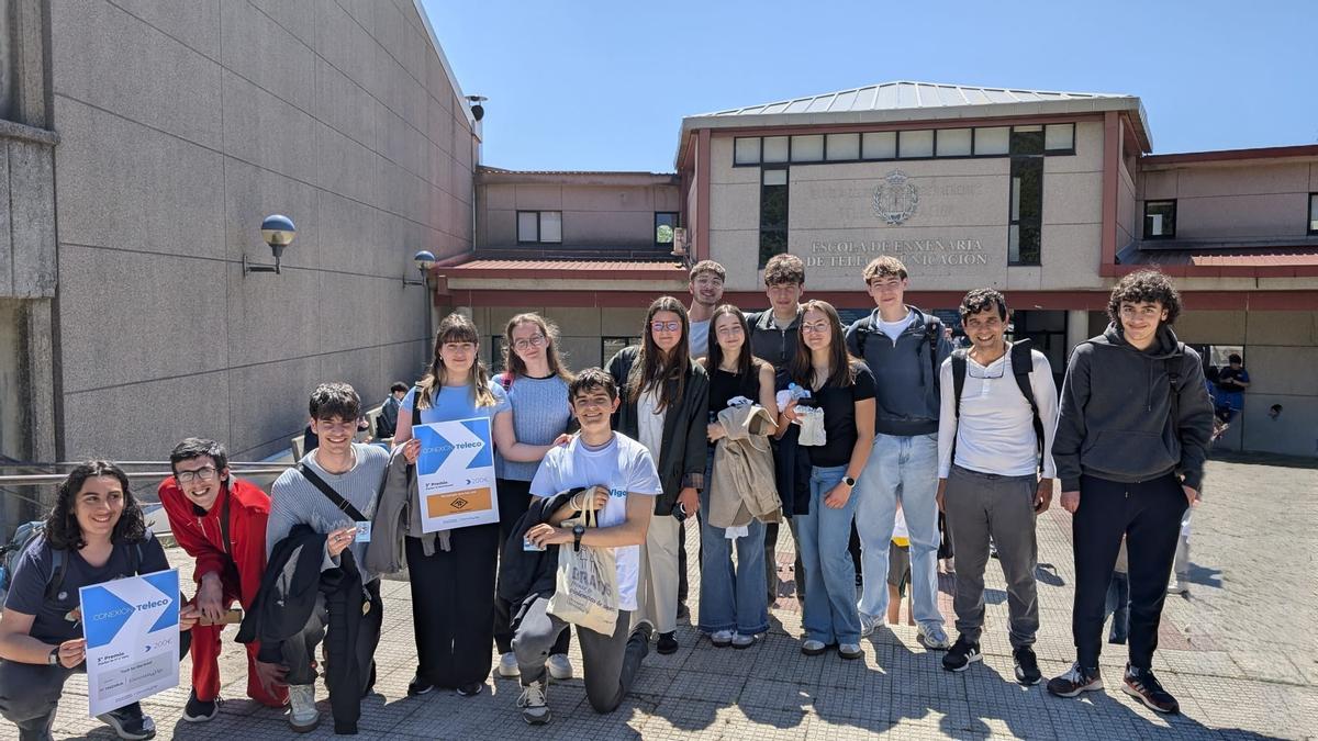 El grupo de estudiantes del IES María Soliño con sus premios en la III Olimpiada de «Teleco», esta semana delante de la Escola de Enxeñaría de Telecomunicacións de la UVigo.