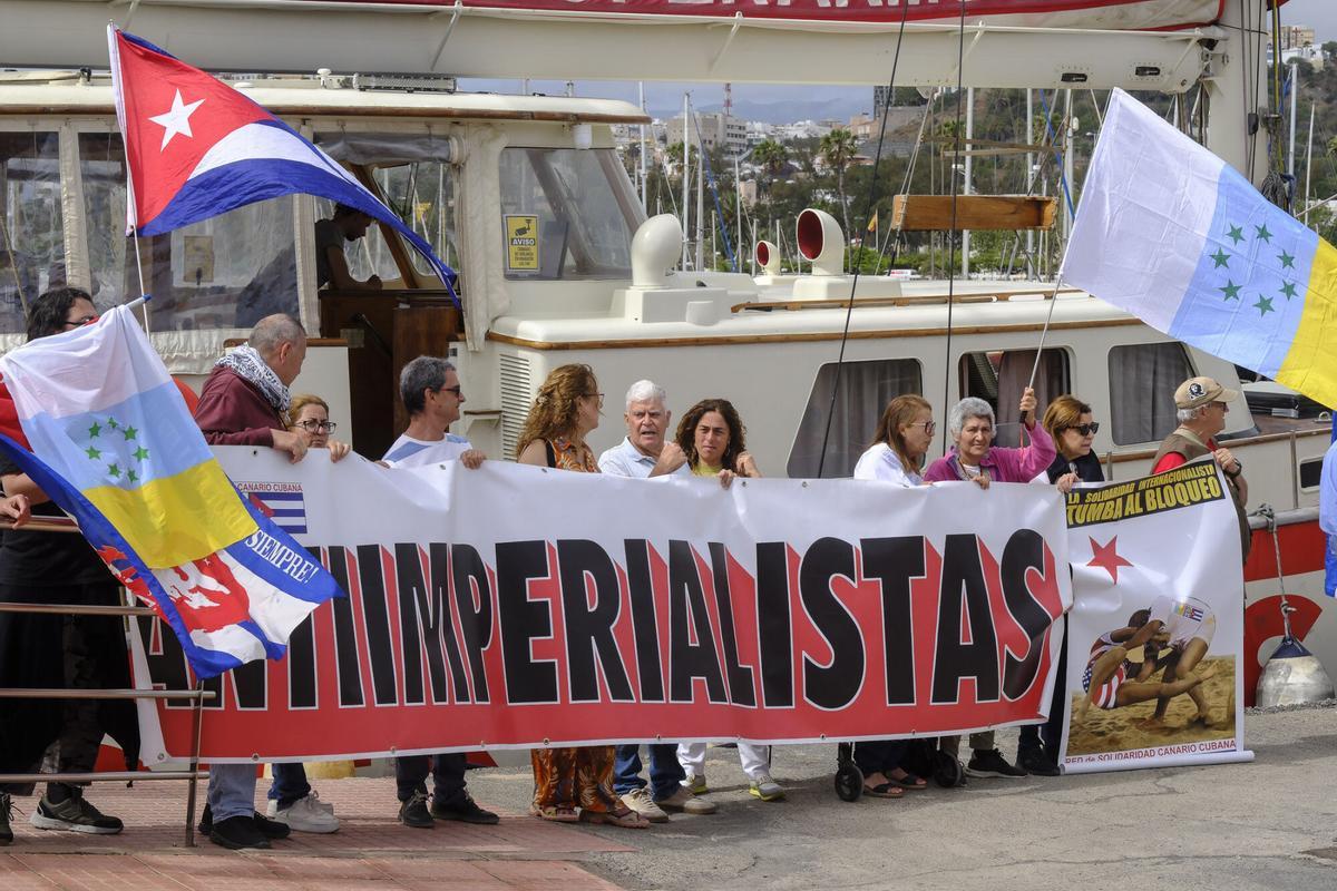Open Arms recala en el Puerto de Las Palmas para recabar apoyos antes de partir hacia Cuba para llevar placas solares a un hospital pediátrico de La Habana