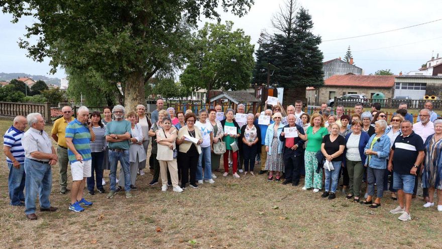 Más de medio centenar de vecinos se concentró ayer en el parque infantil de Trabanca Badiña. | |