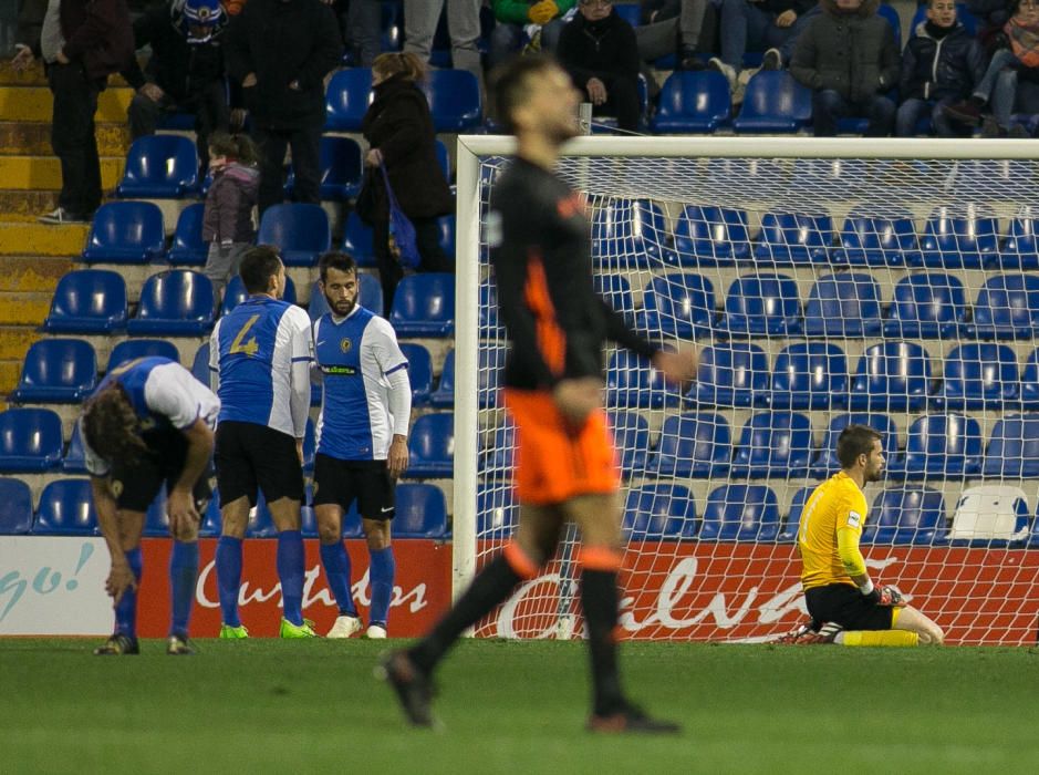 La primera parte acabó sin goles de milagro ya que el Mestalla dispuso de tres ocasiones claras y el Hércules de dos.