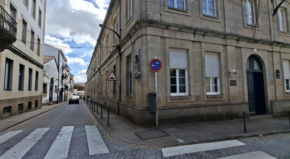 La entrada del Colegio la Inmaculada se encuentra a pocos metros del inmueble okupado