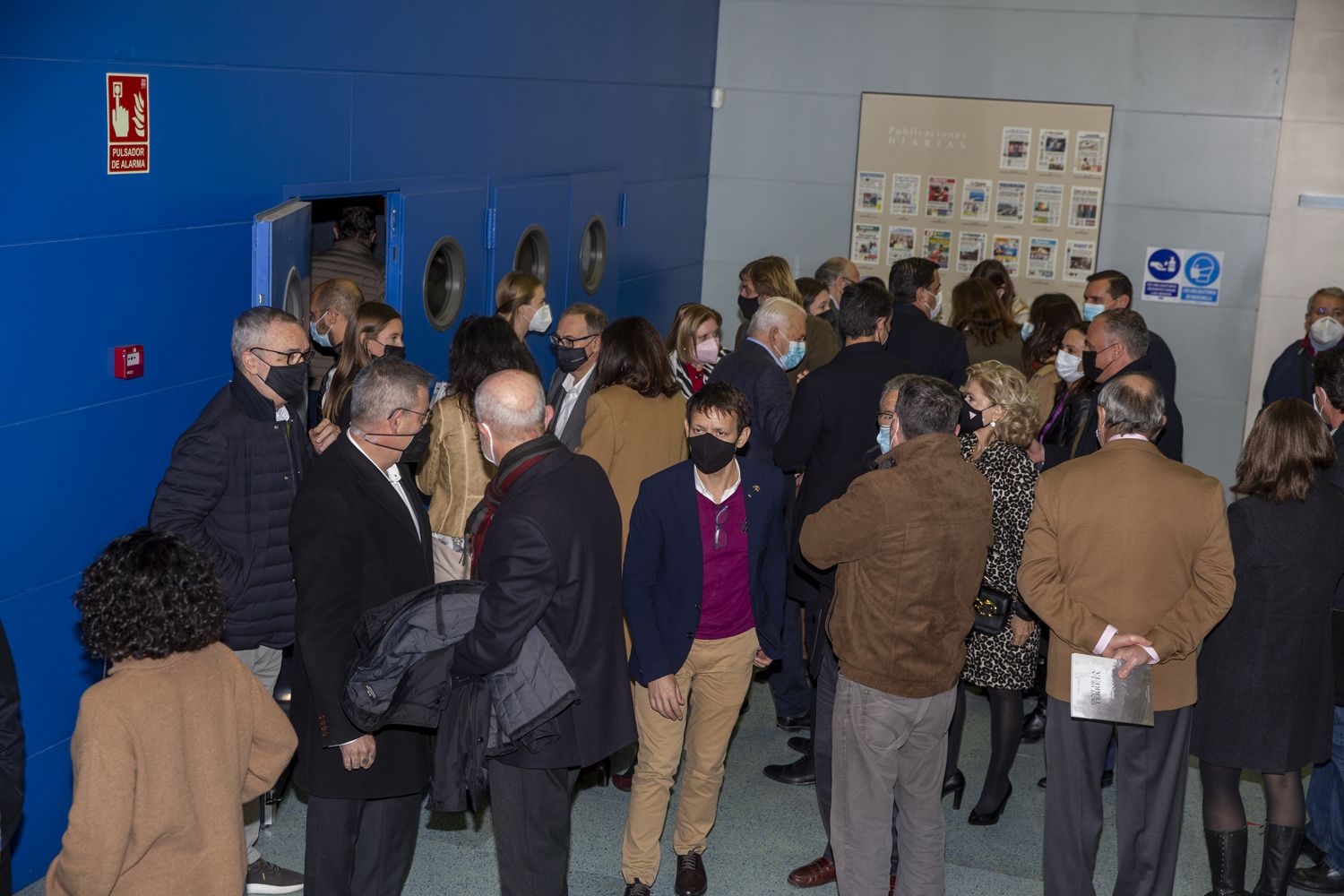 Toni Cabot presenta en el Club INFORMACIÓN el libro en el que plasma los perfiles de 40 personalidades de Alicante