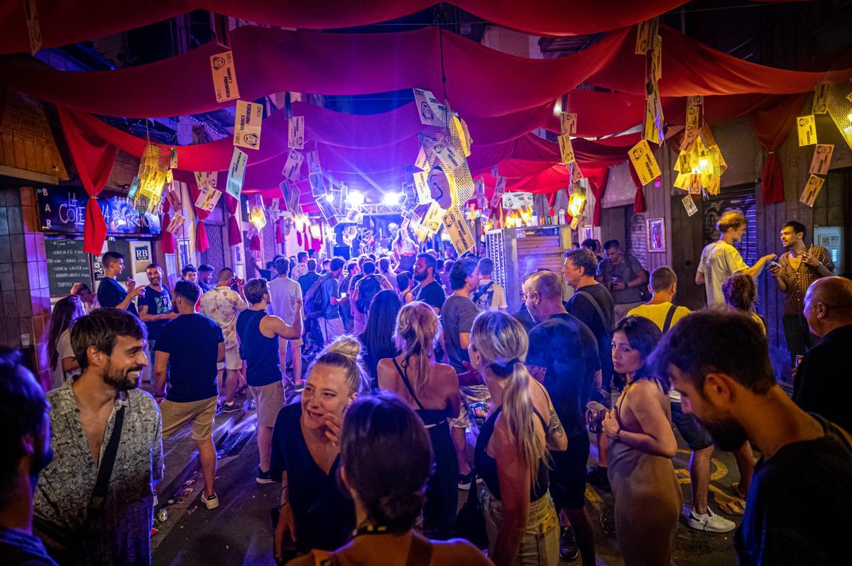 Ambiente nocturno de la Festividad de Santa María, en el barrio de Gràcia