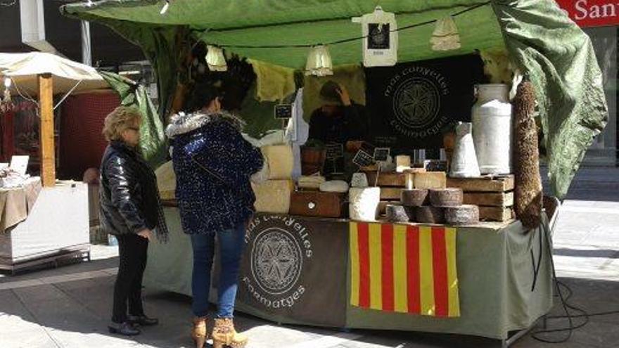 Vint parades al mercat del passeig de Pere III