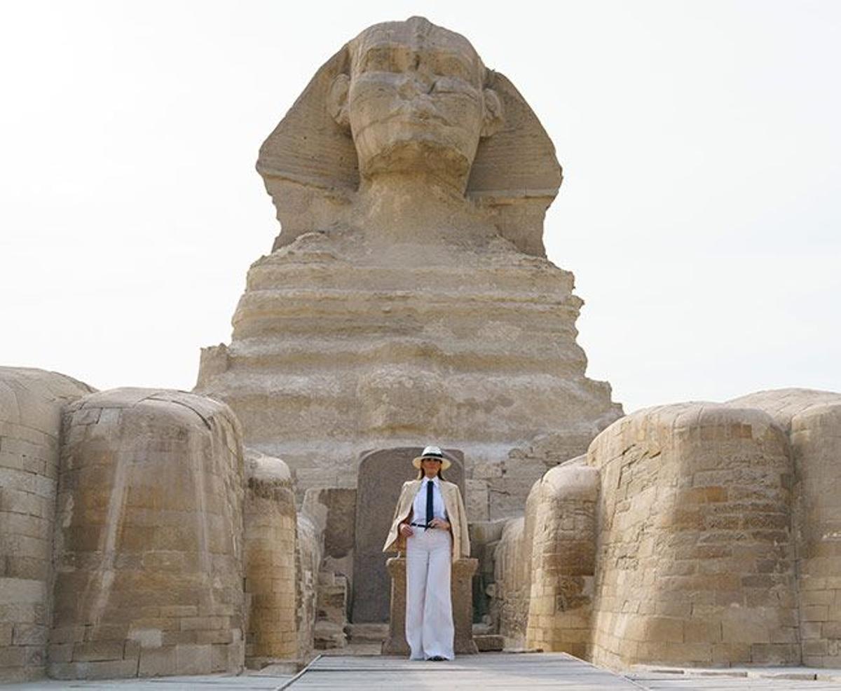 Melania Trump junto a la Gran Esfinge de Giza