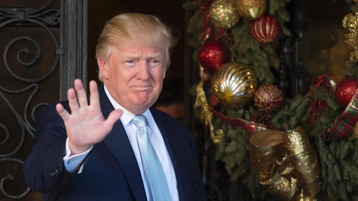 Trump saluda a la prensa tras reunirse con el cofundador del grupo Carlyle, en Mar-a-Lago, en Palm Beach (Florida), el 28 de diciembre.