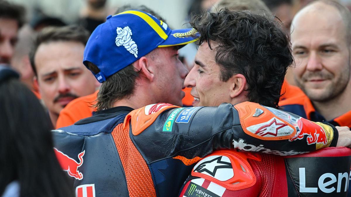 Marc Márquez y Pedro Acosta se abrazan en el parque cerrado de Balaton Park (Hungría)