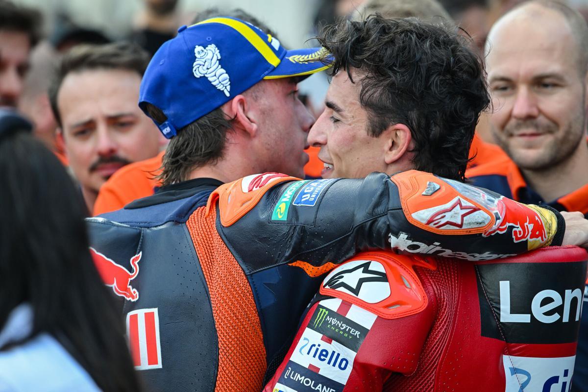 MARQUEZ Marc (spa), Ducati Lenovo Team, Ducati Desmosedici GP26, portrait celebrates his 100th Grand Prix with ACOSTA Pedro (spa), Red Bull KTM Factory Racing, KTM RC16, portrait during the 2026 MotoGP Grand Prix of Hungary , on Balaton Park circuit, from June 5 to 7, in Hungary - Photo Studio Milagro / DPPI AFP7 07/06/2026 ONLY FOR USE IN SPAIN