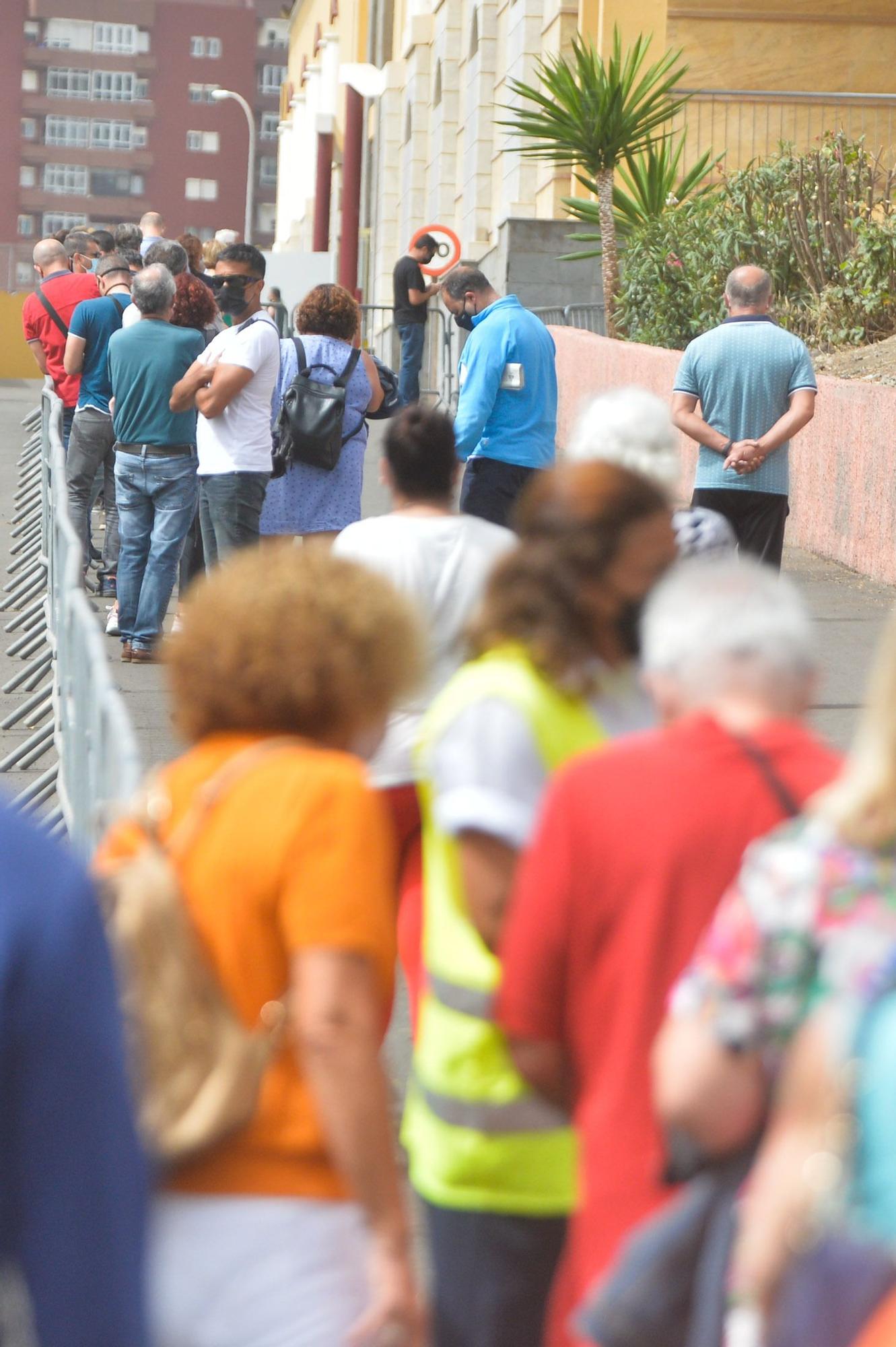 Largas colas para vacunarse contra la COVID-19 en Infecar y el Materno