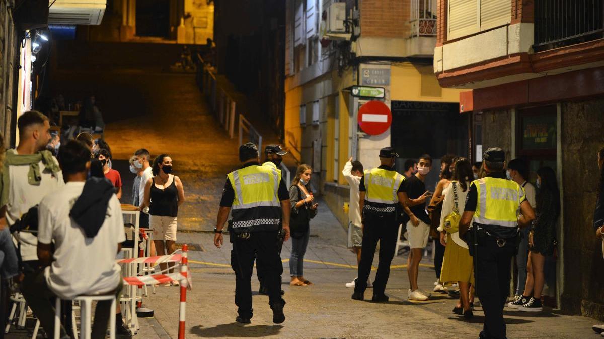 La presencia policial en el centro de Cartagena evita los botelleos entre los jóvenes