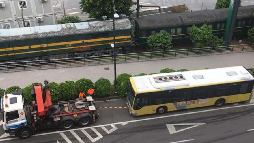 En la imagen, la retirada del autobús, justo ante la Estación Intermodal