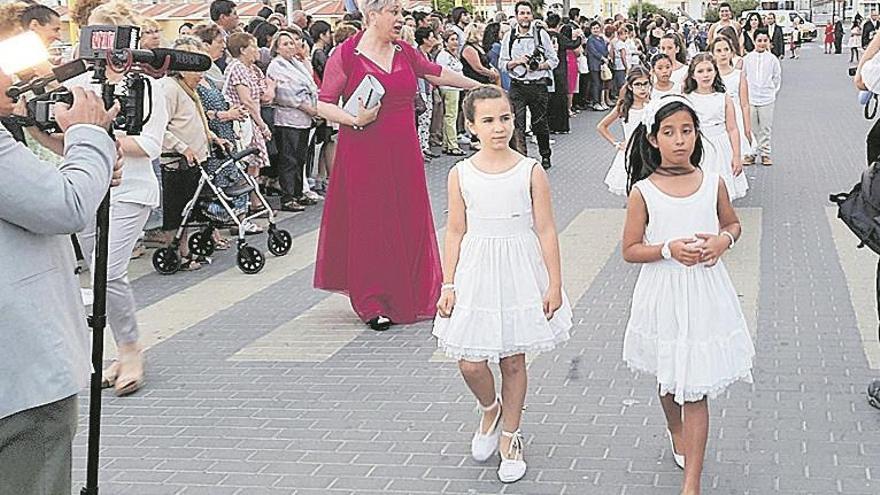 La corte de honor se viste de gala en una multitudinaria cena