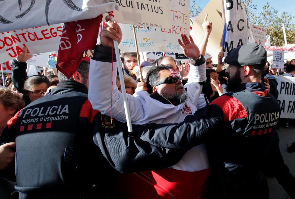 Les protestes de bombers i metges arriben al Parlament