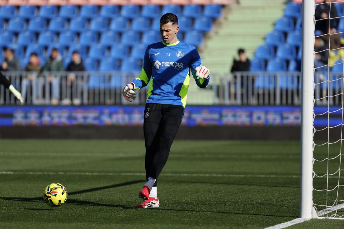 El portero del Getafe David Soria en el calentamiento previo al partido de LaLiga entre el Getafe y el Villarreal, este sábado en el Coliseo