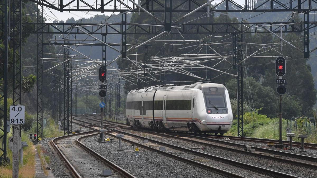 Un tren regional llegando a A Coruña