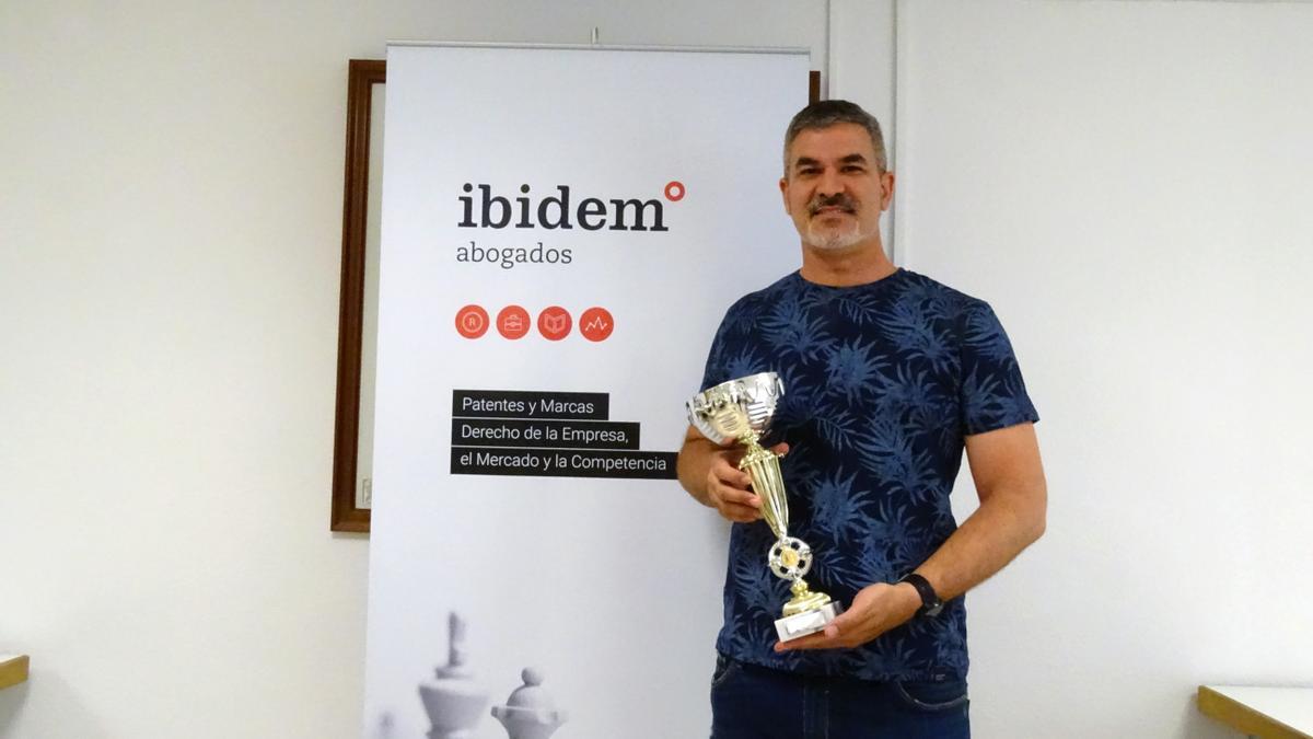 El ganador, Raúl Zamora, con su trofeo