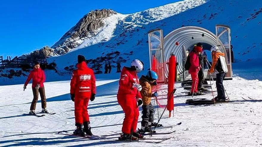 El sector de la nieve reclama que se concreten inversiones y plazos de ejecución de las obras de mejora de Fuentes de Invierno (y un anteproyecto de la conexión con San Isidro)