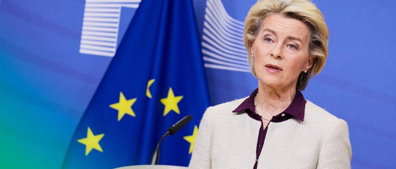 La presidenta de la Comisión Europea, Ursula von der Leyen, ayer, al anunciar medidas para frenar la variante.  // DPA