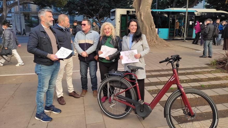 Por Andalucía junto al colectivo Ruedas Redondas reclama que se ponga en marcha una red de carriles bicis por la capital.