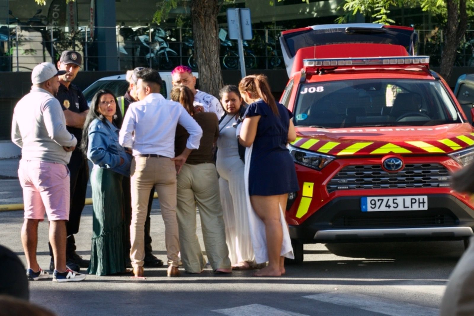 Los servicios de Emeregencias atienden a los afectados por el incendio