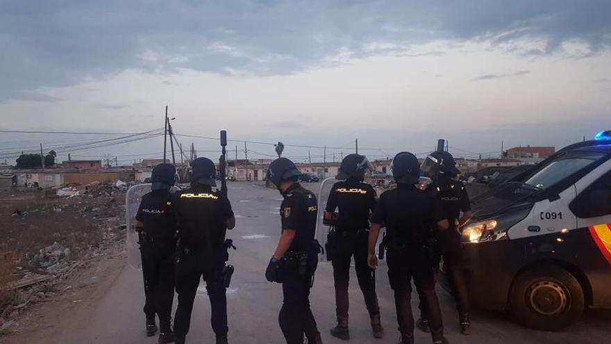 Varios policías, con material antidisturbios, anteayer durante los incidentes en Son Banya.