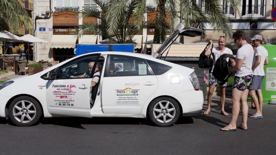 Un taxi híbrido en el centro de Valencia.