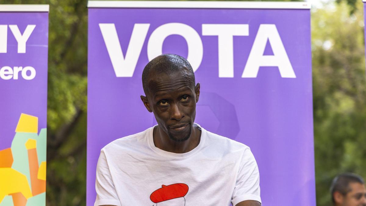 En libertad el exdiputado autonómico de Podemos Serigne Mbaye tras su detención policial.