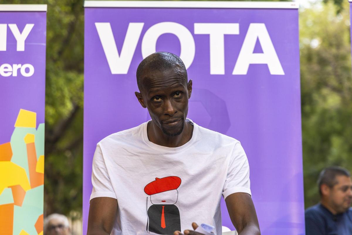 En libertad el exdiputado autonómico de Podemos Serigne Mbaye tras su detención policial.