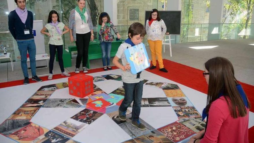 Participantes en el taller infantil O Xogo dos Seis que celebró ayer el Museo en la Noite dos Museos.// R.V.