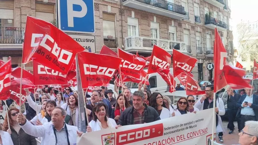 Manifestación de Comisiones Obreras a las puertas de la Croem en Murcia: "¿Y el convenio pa' cuándo?"