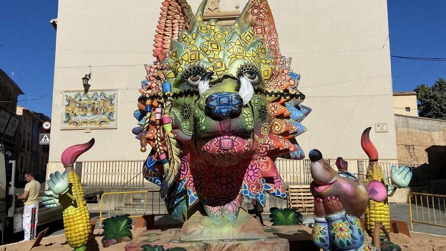 Monumento fallero plantado en Benigànim.