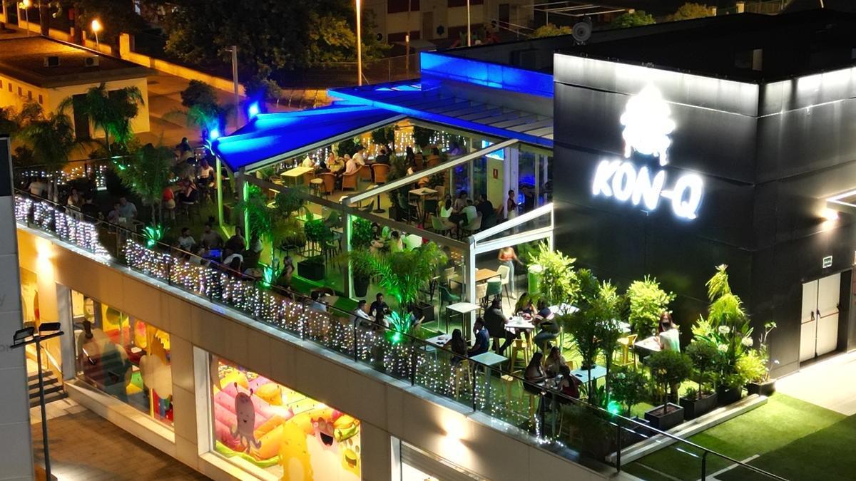 Terraza de Kon-Q ubicada en la Avenida del Mediterráneo.