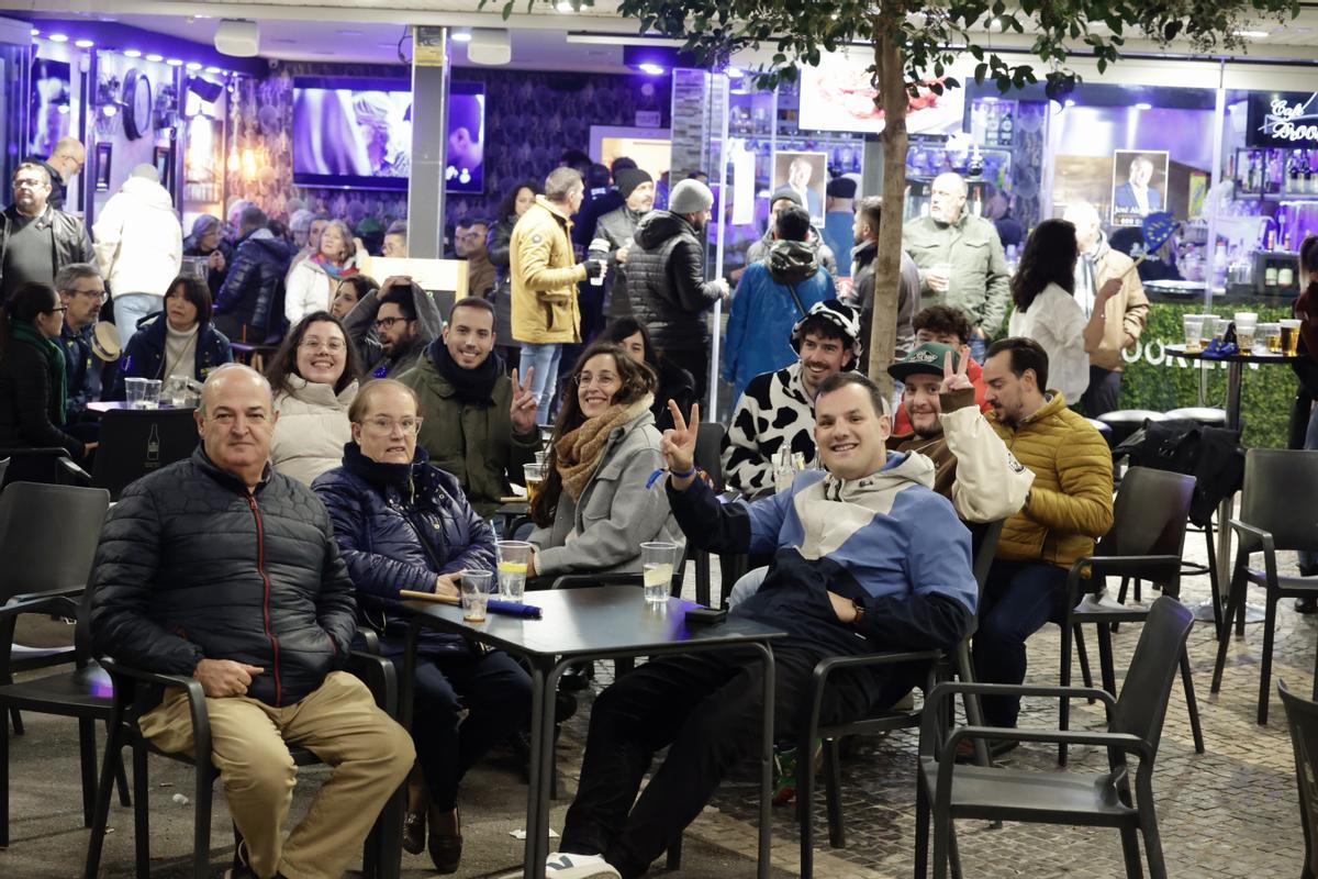 Un grupo de personas siguen la final desde una terraza de Benidorm.